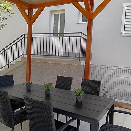 Dalmatian With Private Parking Apartment *