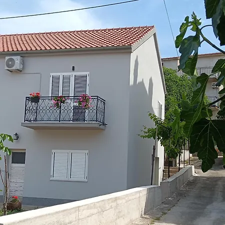 Dalmatian With Private Parking Apartman Sibenik