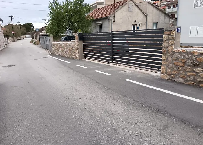 Daire Dalmatian With Private Parking